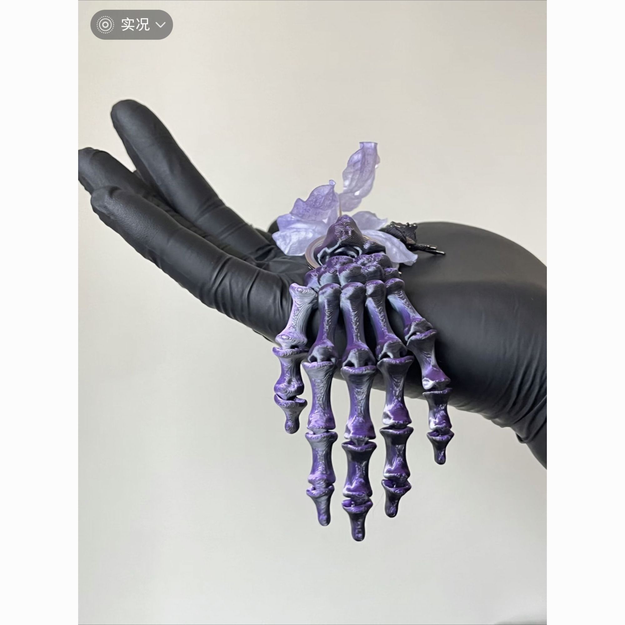 قلادة بتصميم يد الهيكل العظمي  - مراجعة Cosplay Prop Designer وسعره